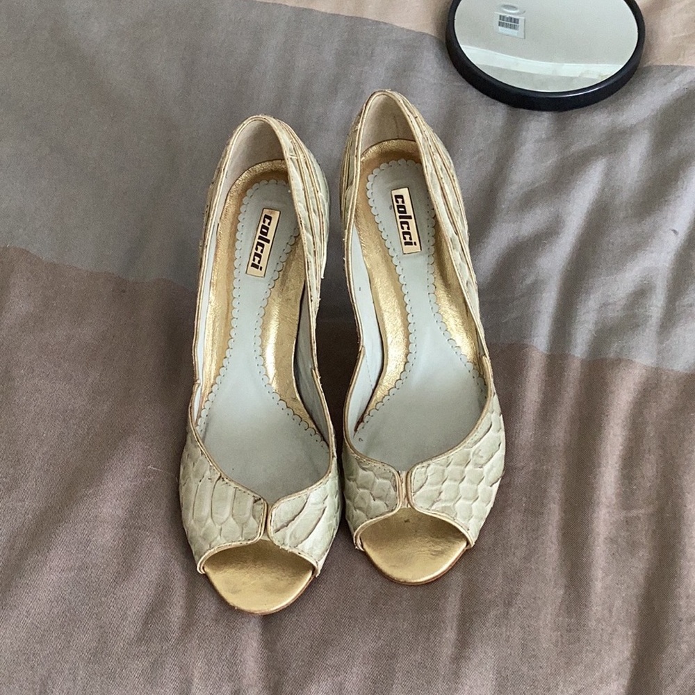 Colcci Cream and Gold Heels with Bow Detail